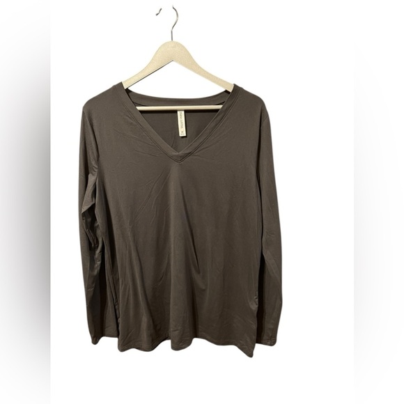 Zenana Outfitters Gray Long Sleeve V-Neck Top – Size 2XL - Picture 1 of 4